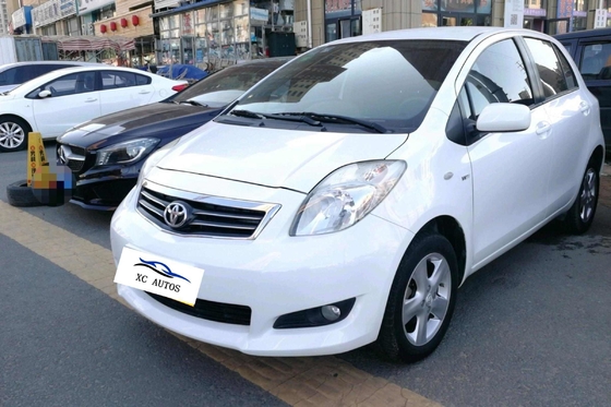 Toyota Yaris 5 Türen 5 Sitzplätze Benzin-Hatchback mit Sonnendach und LED-Scheinwerfer