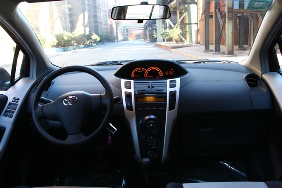Toyota Yaris 5 Türen 5 Sitzplätze Benzin-Hatchback mit Sonnendach und LED-Scheinwerfer