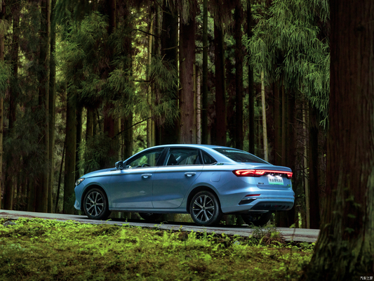 Geely Emgrand Limousine mit Macpherson-Vorfahrung und R16-Reifengröße