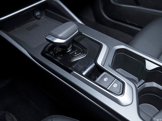 Geely Emgrand Limousine mit Macpherson-Vorfahrung und R16-Reifengröße
