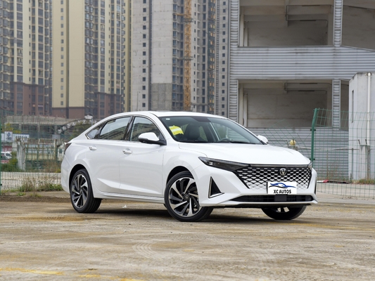 Kompaktes Changan Limousine Changan YIDA Auto mit Panorama-Sonnendach und integriertem Karosserie-Design