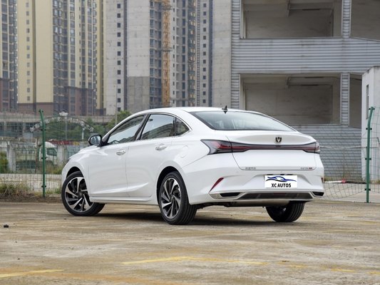 Kompaktes Changan Limousine Changan YIDA Auto mit Panorama-Sonnendach und integriertem Karosserie-Design