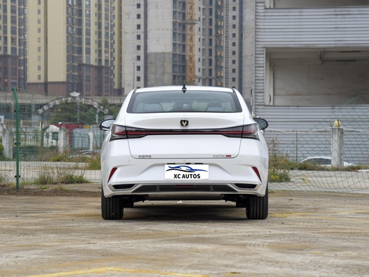 Kompaktes Changan Limousine Changan YIDA Auto mit Panorama-Sonnendach und integriertem Karosserie-Design